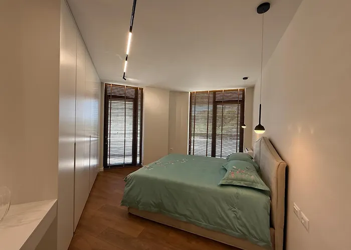 Three Mirrors Currila