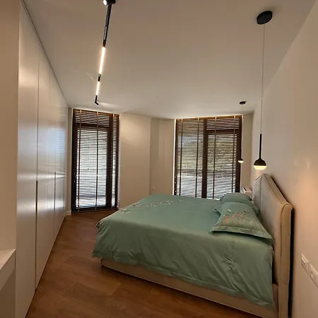 Three Mirrors Currila