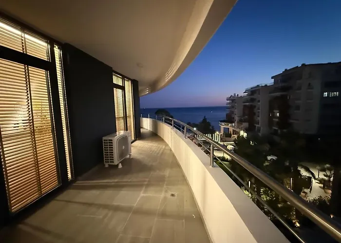 Three Mirrors Currila Apartment