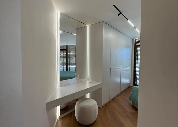 Three Mirrors Currila Apartmán *