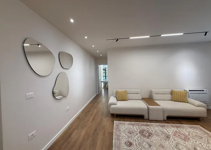 Three Mirrors Currila Apartment